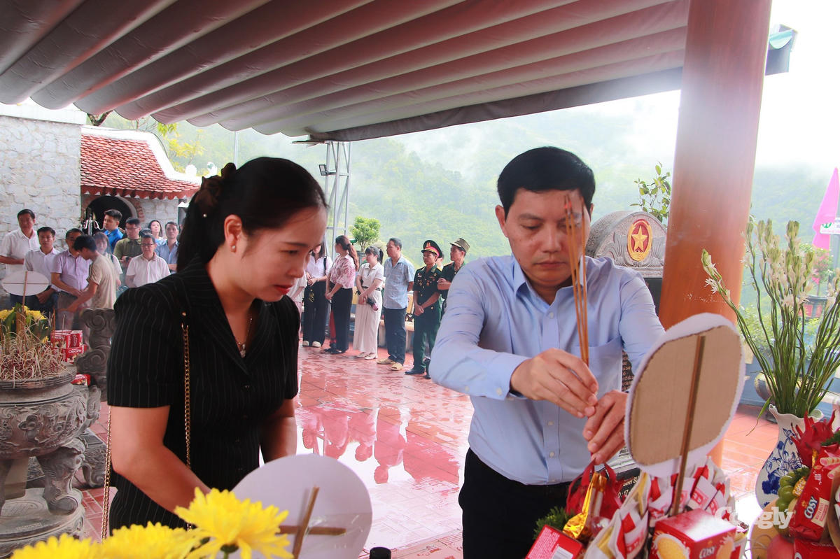 Tổng Biên tập Báo Công lý Trần Đức Vinh và Phó Chánh án TAND tỉnh Tuyên Quang Nguyễn Thị Xuân dâng hương tại Điểm cao 468.