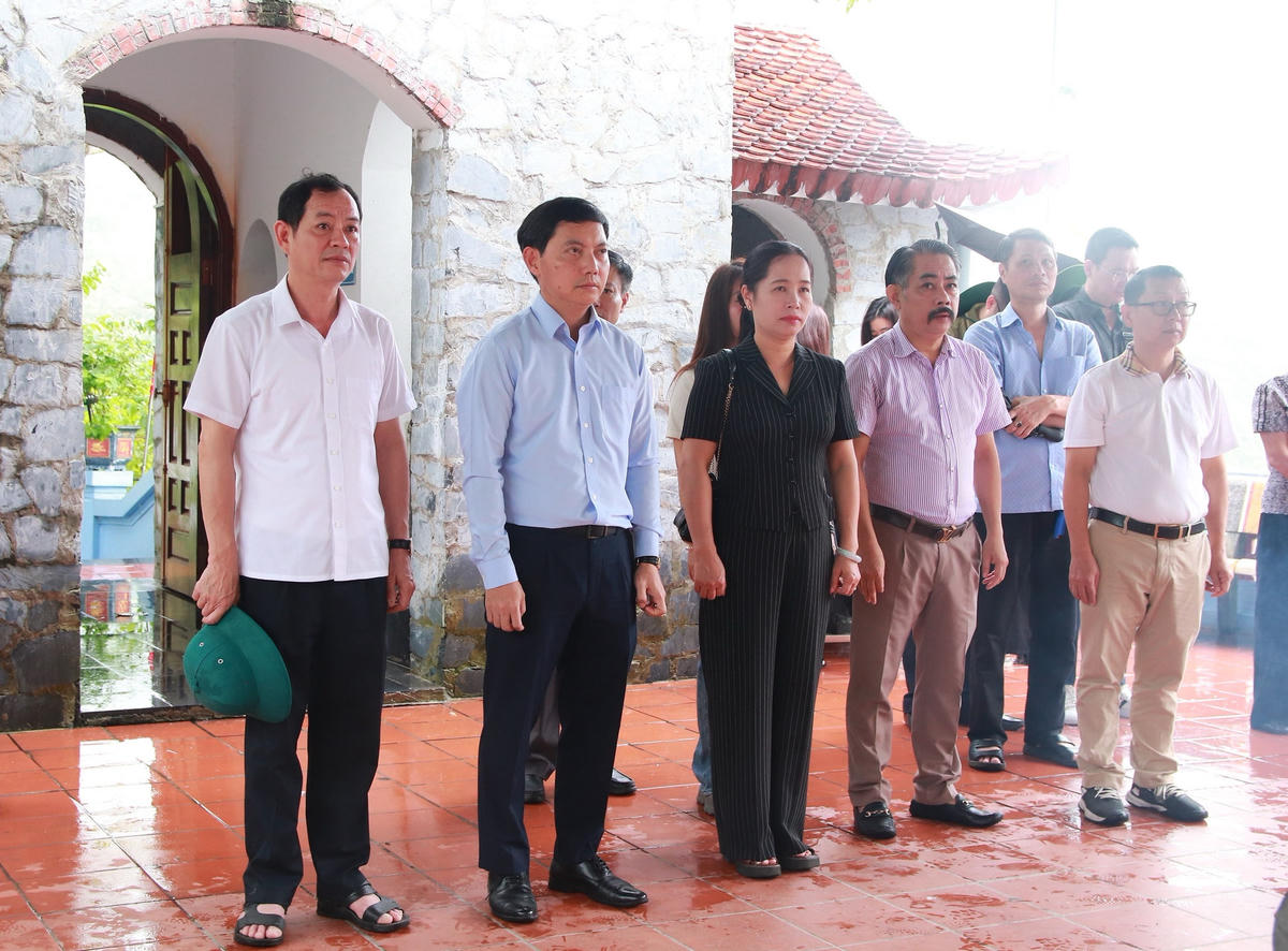 Đoàn công tác của Báo Công lý và TAND tỉnh Tuyên Quang tại Đền thờ các Anh hùng liệt sĩ Mặt trận Vị Xuyên trên Điểm cao 468.