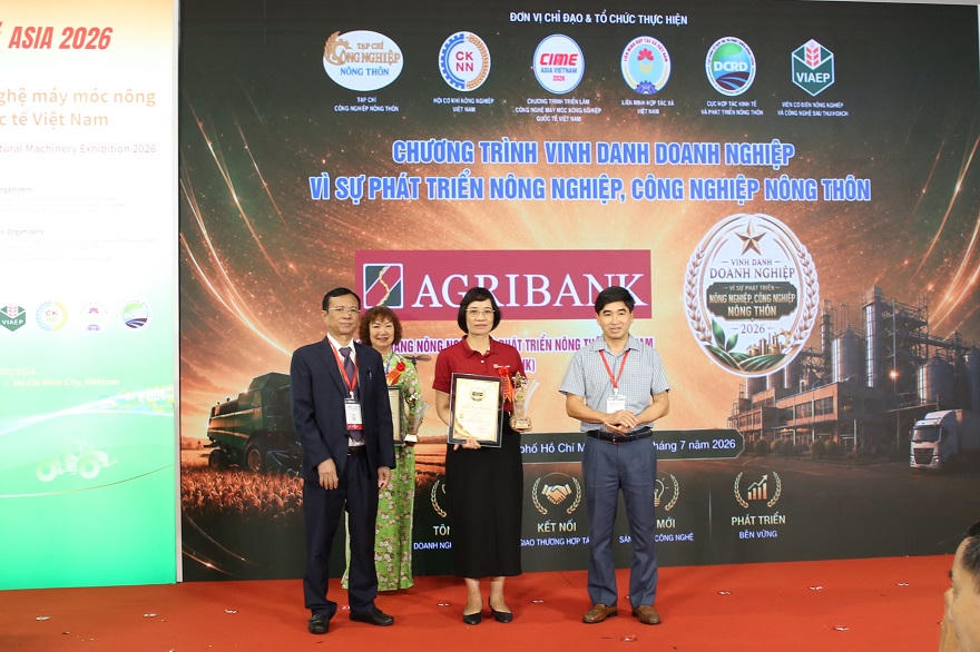 Đại diện Agribank nhận kỷ niệm chương Doanh nghiệp vì sự phát triển nông nghiệp, công nghiệp nông thôn 2026.