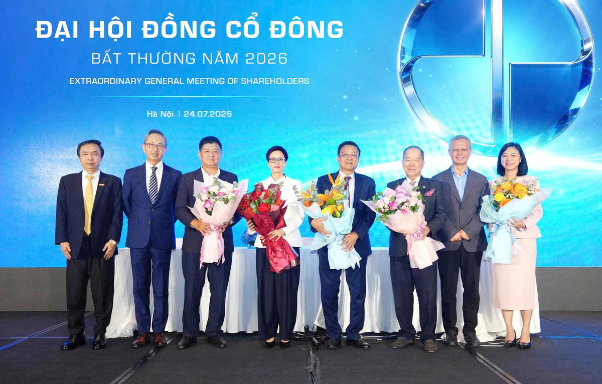 Nghi thức tặng hoa các thành viên Hội đồng quản trị và Ban Kiểm soát tại Đại hội đồng cổ đông bất thường năm 2026. Ảnh: EIB.