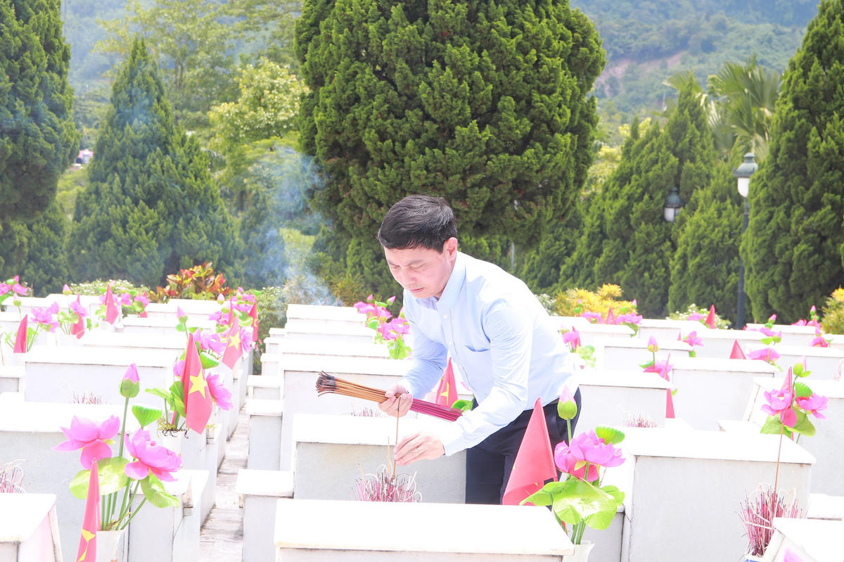 Tổng Biên tập Báo Công lý thắp hương lên phần mộ các liệt sĩ tại Nghĩa trang Liệt sĩ Quốc gia Vị Xuyên.