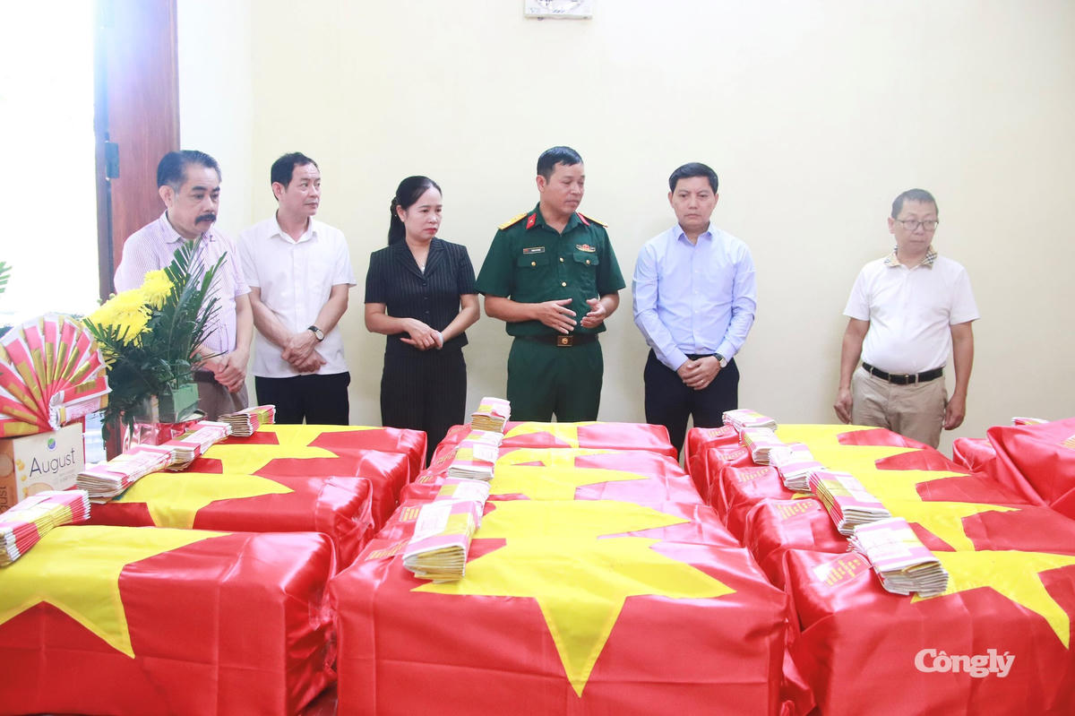 Đoàn công tác đến thăm Đội tìm kiếm, quy tập hài cốt liệt sĩ thuộc Bộ Chỉ huy Quân sự tỉnh Tuyên Quang.