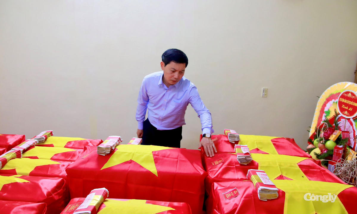 Tổng Biên tập Báo Công lý Trần Đức Vinh bên linh cữu các liệt sĩ.