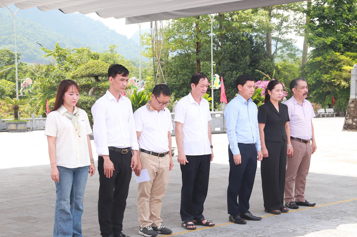 Đoàn công tác cúi đầu trước anh linh các liệt sĩ tại Nghĩa trang Liệt sĩ Quốc gia Vị Xuyên.