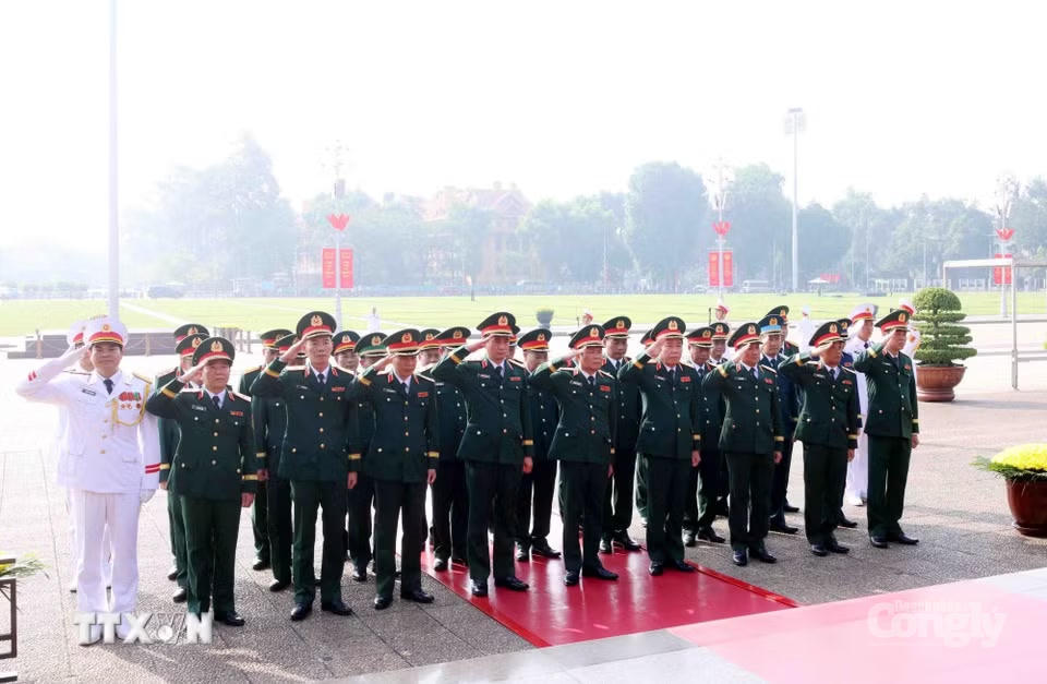 Đoàn đại biểu Quân ủy Trung ương-Bộ Quốc phòng đến đặt vòng hoa và vào Lăng viếng Chủ tịch Hồ Chí Minh. (Ảnh: Phạm Kiên/TTXVN)