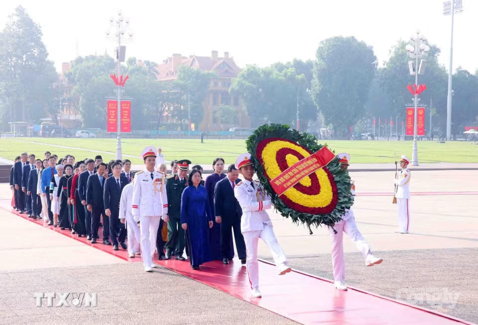 Đoàn đại biểu Ủy ban Trung ương Mặt trận Tổ quốc Việt Nam đến đặt vòng hoa và vào Lăng viếng Chủ tịch Hồ Chí Minh. (Ảnh: Phạm Kiên/TTXVN)