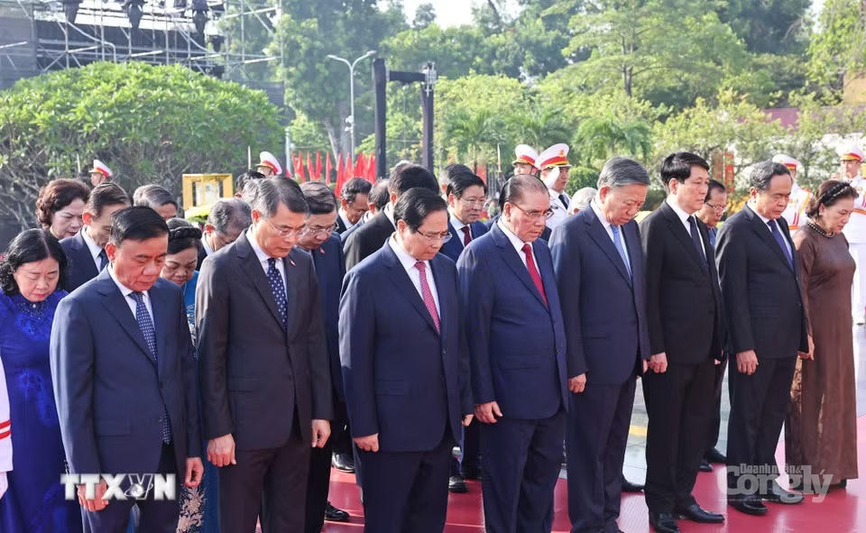 Các đồng chí lãnh đạo, nguyên lãnh đạo Đảng, Nhà nước đặt vòng hoa tại Đài tưởng niệm các Anh hùng liệt sỹ trên đường Bắc Sơn (Ba Đình, Hà Nội). (Ảnh: Minh Đức/TTXVN)