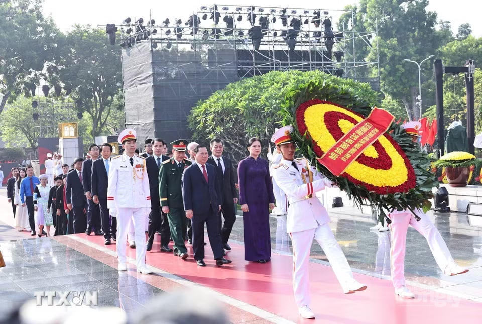 Đoàn đại biểu Ủy ban Trung ương Mặt trận Tổ quốc Việt Nam đặt vòng hoa tại Đài tưởng niệm các Anh hùng liệt sỹ. (Ảnh: Minh Đức/TTXVN)