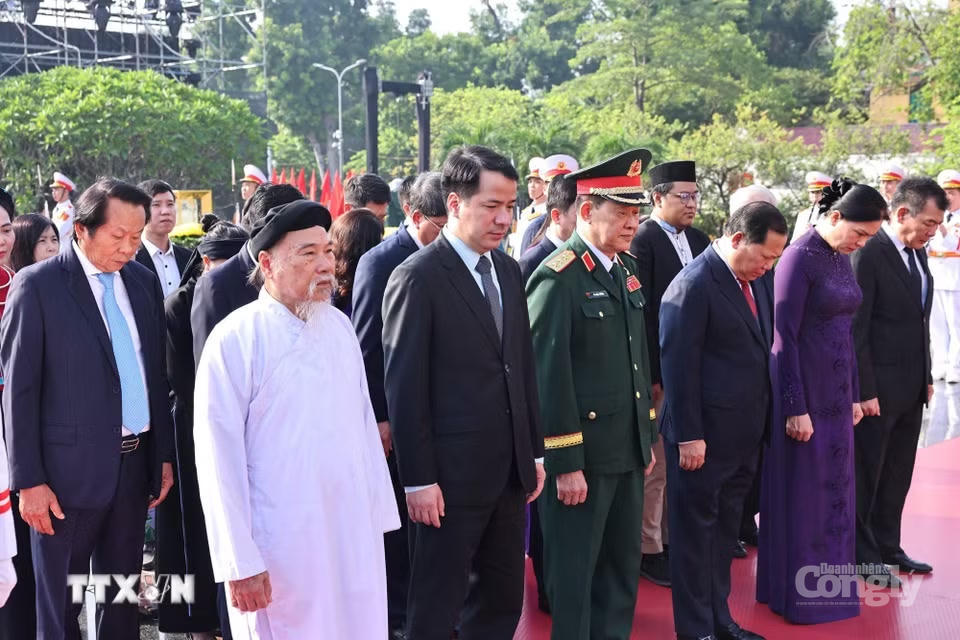 Đoàn đại biểu Ủy ban Trung ương Mặt trận Tổ quốc Việt Nam đặt vòng hoa tại Đài tưởng niệm các Anh hùng liệt sỹ. (Ảnh: Minh Đức/TTXVN)