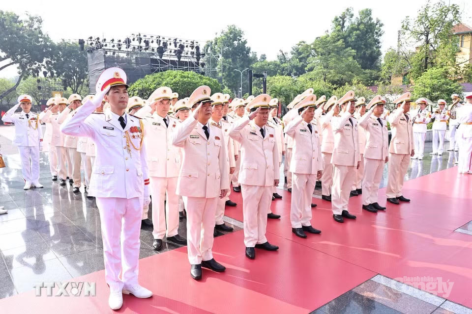Đoàn đại biểu Đảng ủy Công an Trung ương và Bộ Công an đặt vòng hoa tại Đài tưởng niệm các Anh hùng liệt sỹ. (Ảnh: Minh Đức/TTXVN)