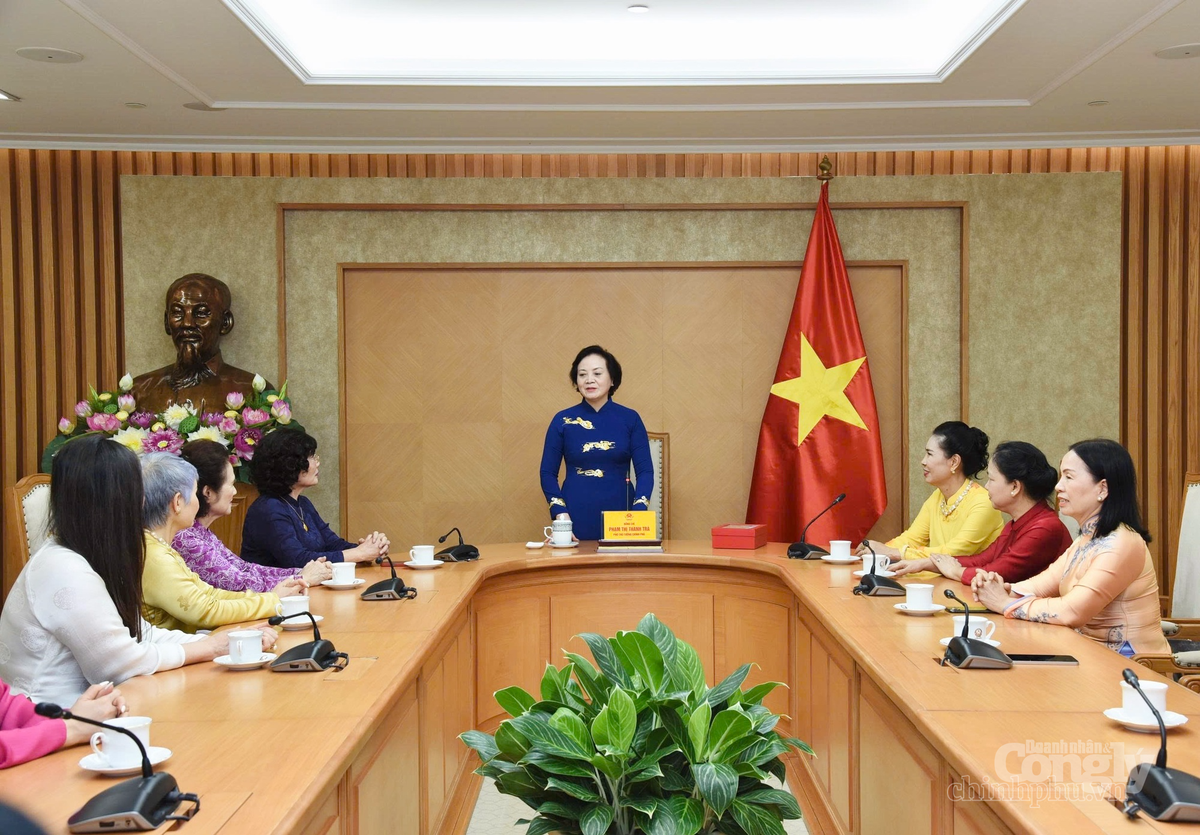 Phó Thủ tướng Phạm Thị Thanh Trà gặp mặt Hiệp hội Văn hóa Áo dài Việt Nam.Ảnh: VGP