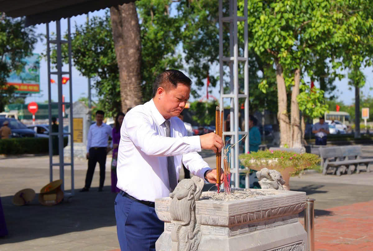 Đồng chí Nguyễn Khắc Thận, Ủy viên Ban Chấp hành Trung ương Đảng, Bí thư Tỉnh ủy, Trưởng Đoàn ĐBQH tỉnh Nghệ An dâng hương tưởng niệm các Anh hùng liệt sĩ tại Khu di tích Xô viết Nghệ Tĩnh.