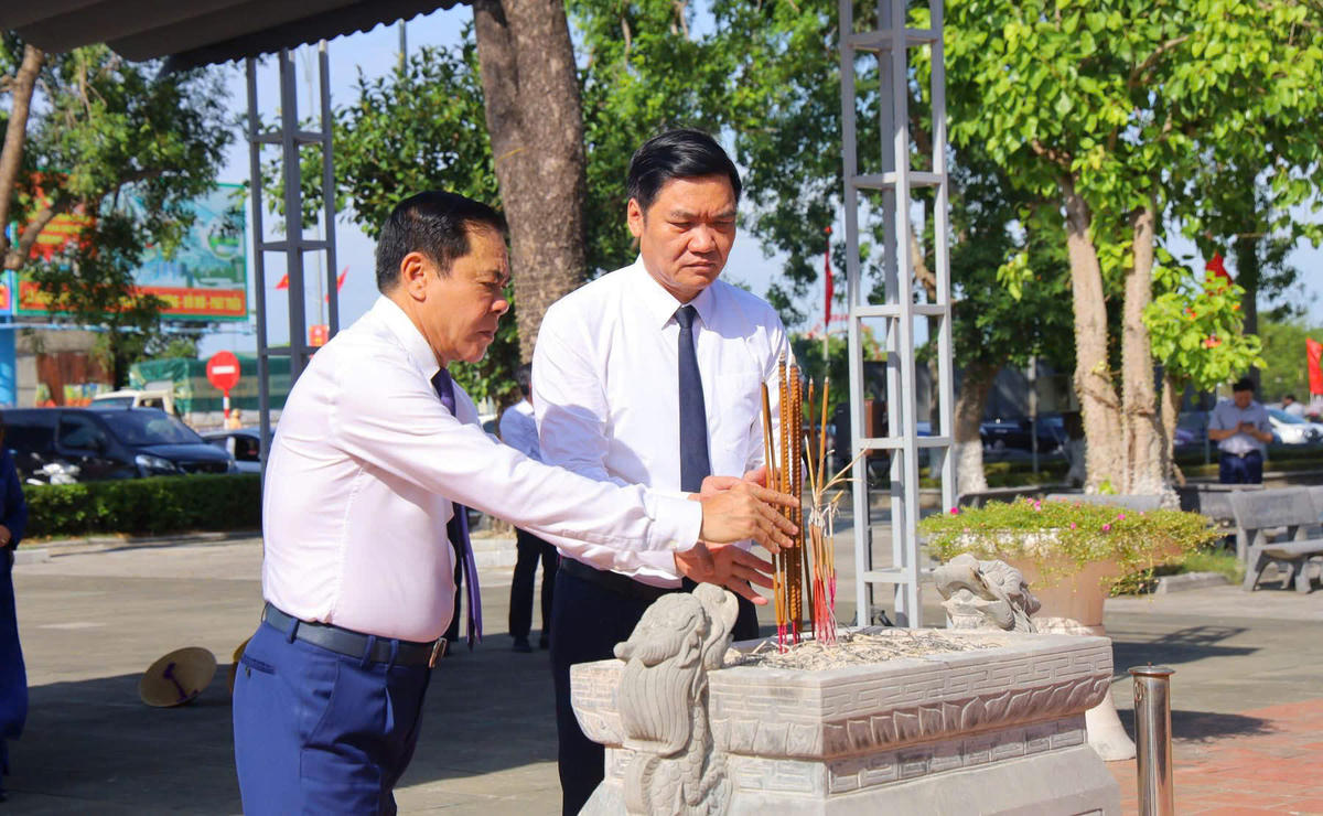 Đồng chí Hoàng Nghĩa Hiếu, Phó Bí thư Thường trực Tỉnh ủy, Chủ tịch HĐND tỉnh và đồng chí Võ Trọng Hải, Phó Bí thư Tỉnh ủy, Chủ tịch UBND tỉnh Nghệ An thành kính dâng hương tri ân các Anh hùng liệt sĩ.
