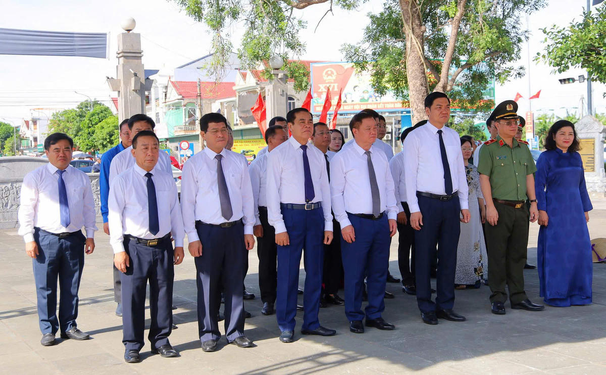 Lãnh đạo tỉnh Nghệ An dâng hoa, dâng hương tưởng niệm các Anh hùng liệt sĩ tại Di tích Quốc gia đặc biệt Khu di tích Xô viết Nghệ Tĩnh.