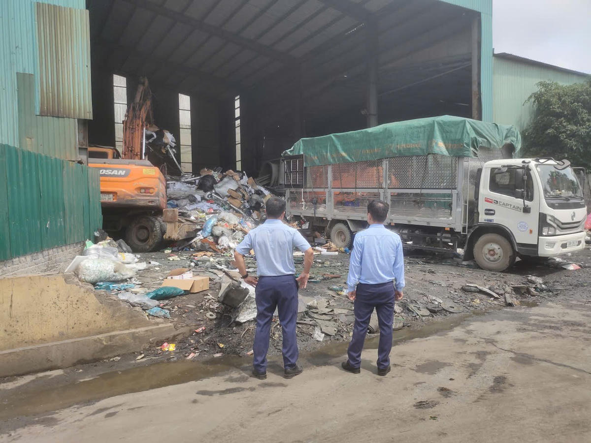 Lực lượng chức năng giám sát tiêu hủy gần 76.000 hộp bột rau vi phạm của Công ty Cổ phần Sản xuất và Thương mại Eherbal. (Ảnh: Cục Quản lý và Phát triển thị trường trong nước).