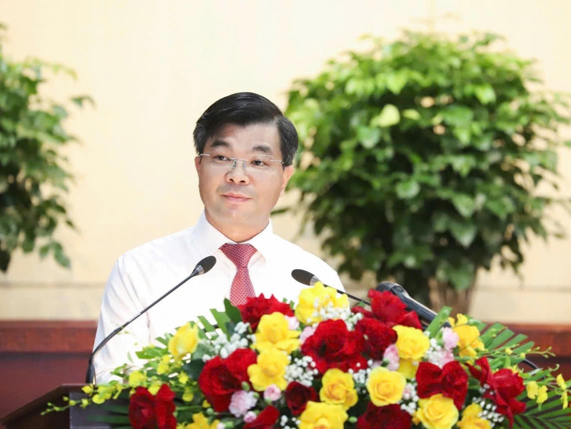 Đồng chí Nguyễn Chí Công, Thành ủy viên, Chánh án TAND TP. Đà Nẵng trình bày báo cáo tại Kỳ họp thứ tư HĐND TP. Đà Nẵng khóa XI.