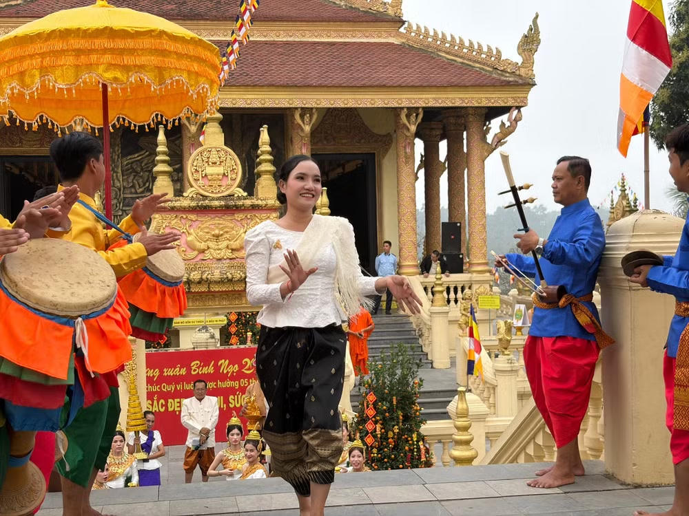 Quảng bá di sản văn hóa của đồng bào Khmer miền Tây ngay tại Hà Nội. Ảnh: Vietnam+