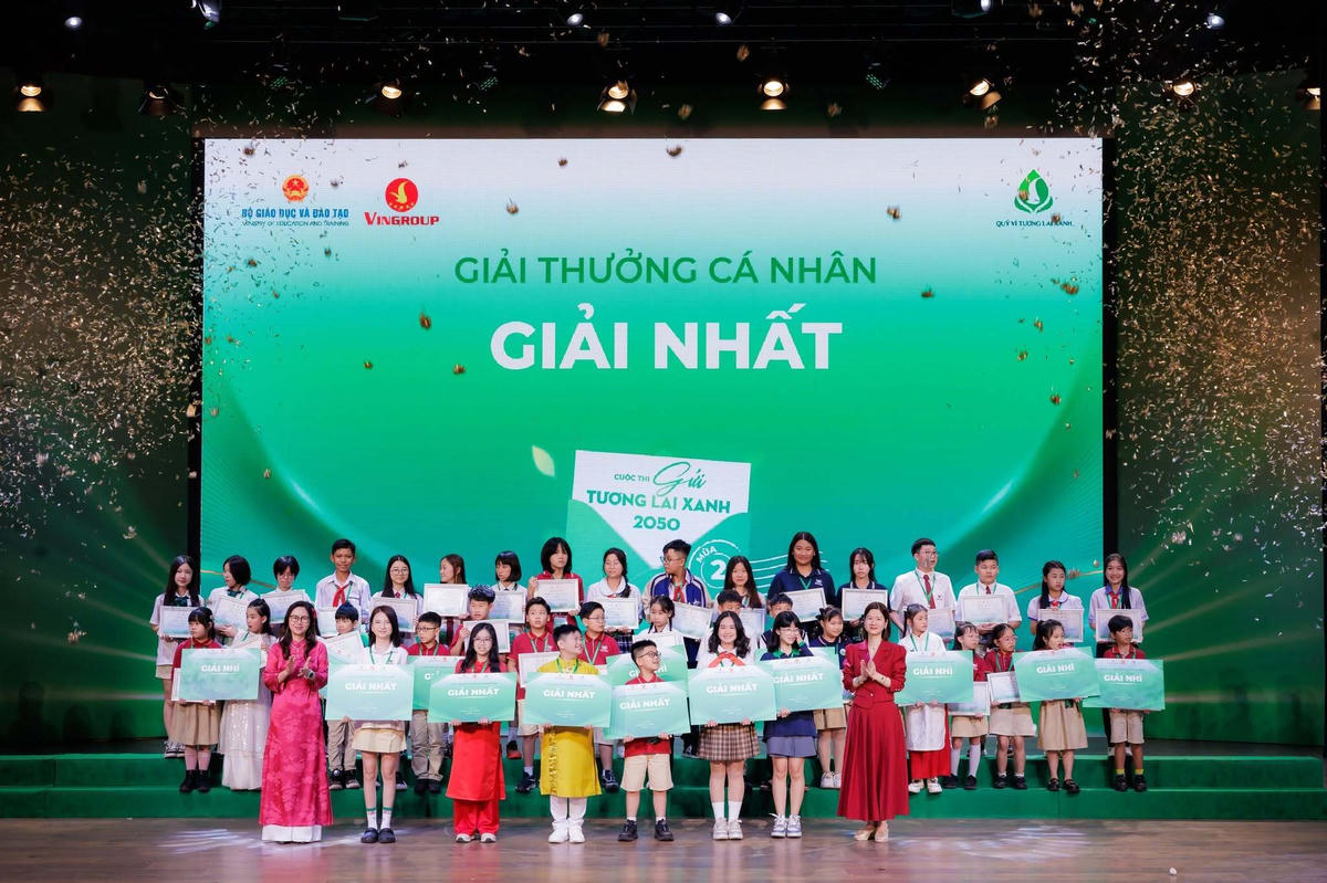 Các thí sinh được trao Giải Nhất ở các hạng mục tác phẩm thuộc 2 bảng (Tiểu học và THCS) trong mùa 2. Cuộc thi mùa 3 đặt mục tiêu thu hút gấp đôi số lượng thí sinh tham gia so với năm trước. Ảnh: Ban tổ chức