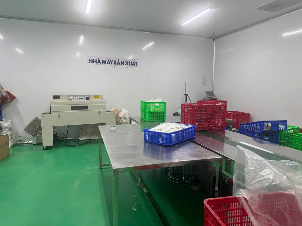 Các đối tượng lập "công xưởng" quy mô để sản xuất mỹ phẩm giả. Ảnh: Công an TP.HCM  