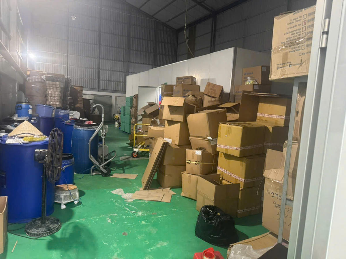Nhóm đối tượng lập “công xưởng” sản xuất mỹ phẩm giả. Ảnh: Công an TP.HCM