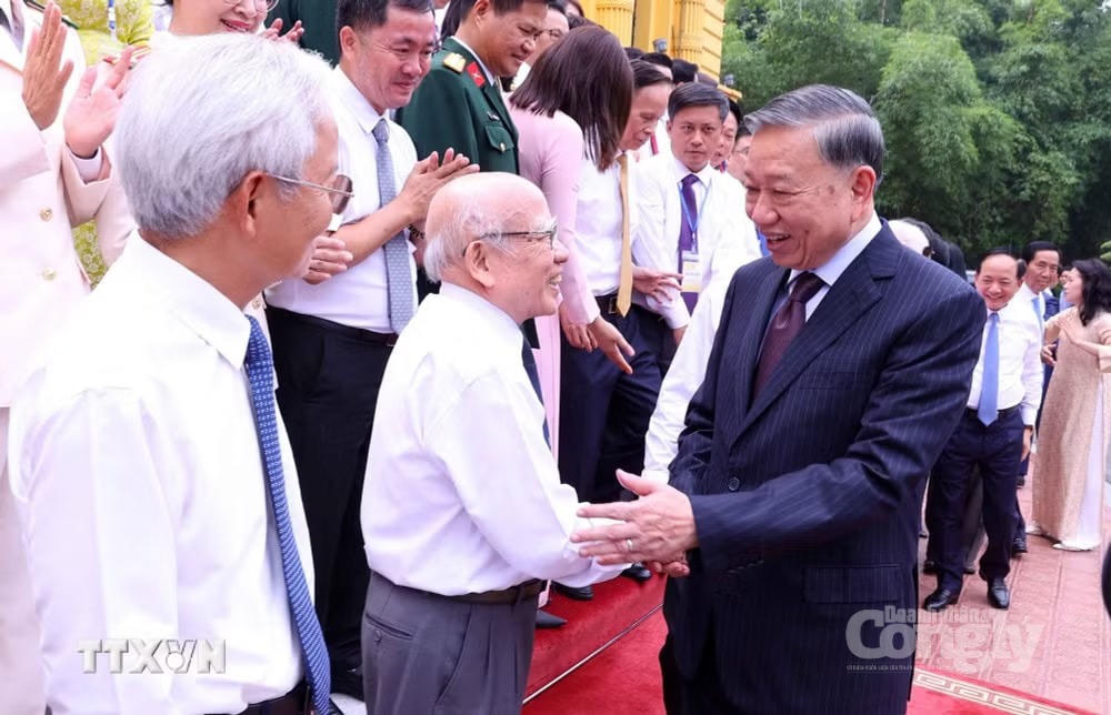 Tổng Bí thư, Chủ tịch nước Tô Lâm với các nhà báo tiêu biểu. (Ảnh: Văn Điệp/TTXVN)