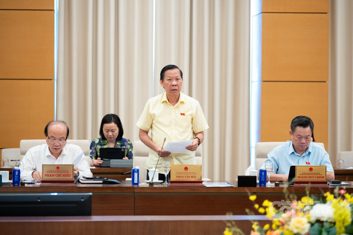 Chủ nhiệm Ủy ban Kinh tế và Tài chính của Quốc hội Phan Văn Mãi  trình bày báo cáo tại phiên họp. Ảnh: Báo Đại biểu Nhân dân
