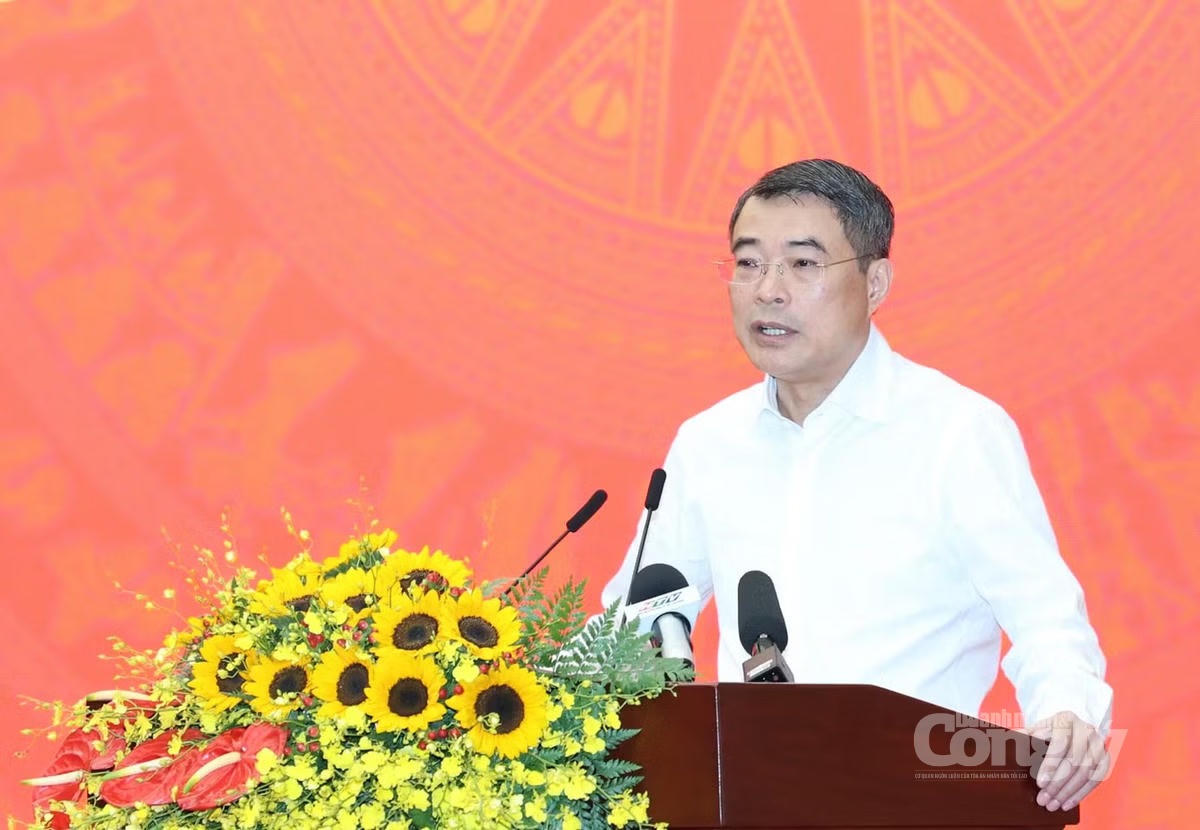 Thủ tướng Chính phủ Lê Minh Hưng phát biểu tại buổi làm việc với Ban Thường vụ Thành ủy TP.HCM về tình hình phát triển kinh tế - xã hội và giải ngân đầu tư công sáng 13/6. Ảnh: VGP