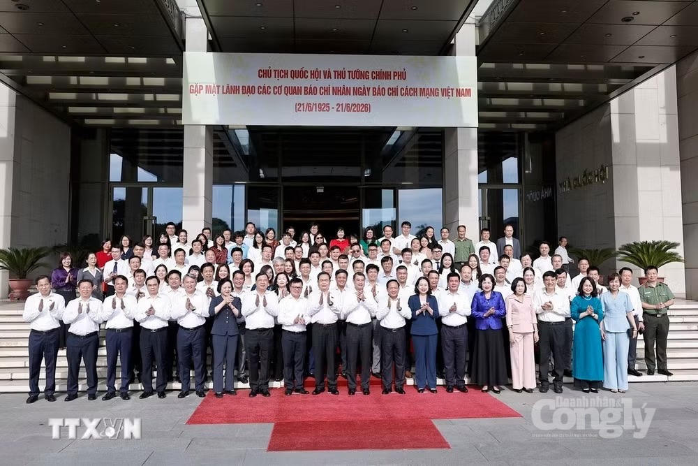 Chủ tịch Quốc hội Trần Thanh Mẫn và Thủ tướng Chính phủ Lê Minh Hưng và các đại biểu chụp ảnh chung. - Ảnh:  TTXVN  
