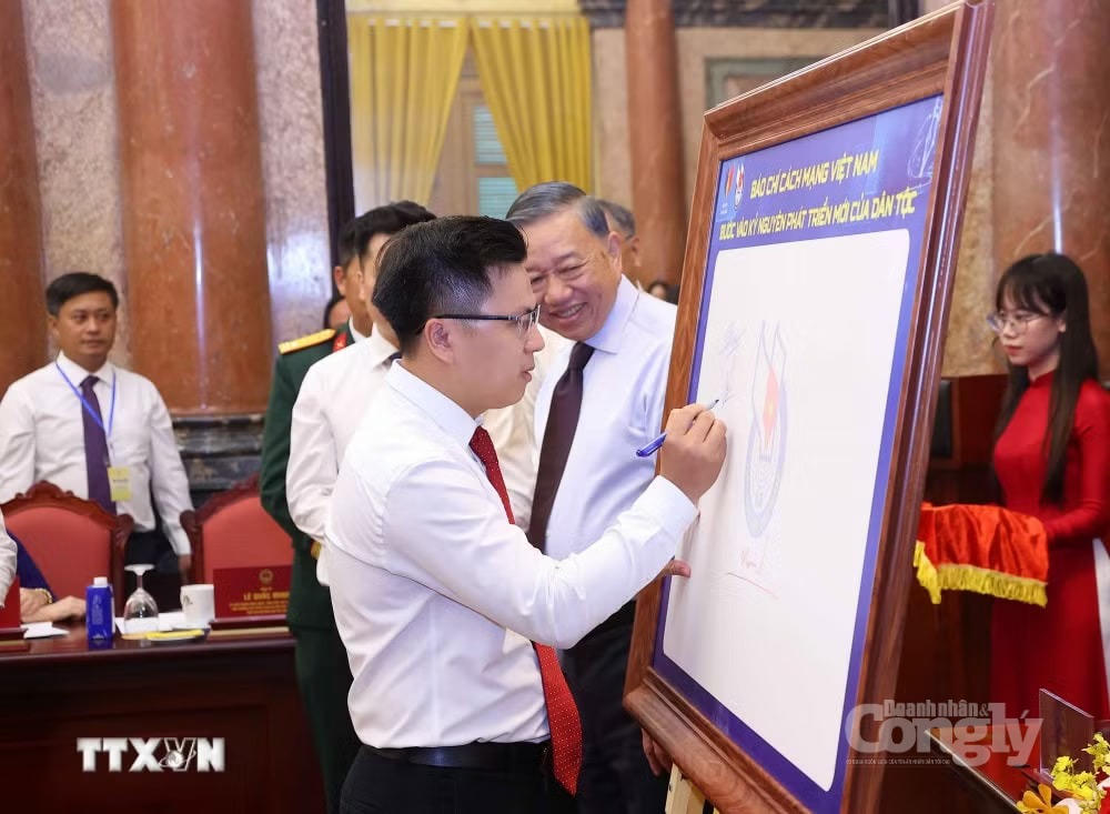 Các nhà báo tiêu biểu ký lưu niệm vào biểu trưng của Hội Nhà báo Việt Nam. (Ảnh: Văn Điệp/TTXVN)
