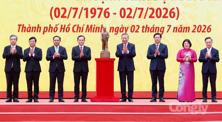 Tổng Bí thư, Chủ tịch nước Tô Lâm trao bức tượng Chủ tịch Hồ Chí Minh tặng Đảng bộ, chính quyền và nhân dân Thành phố Hồ Chí Minh. Ảnh: TTXVN