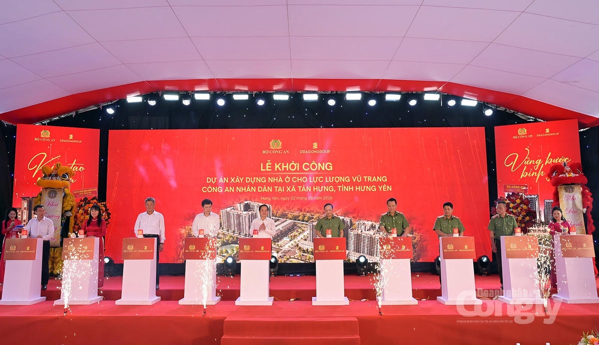 Phó Tổng Giám đốc Agribank Phùng Thị Bình (thứ hai từ trái sang) cùng các đại biểu bấm nút khởi công công trình. Ảnh: Agribank