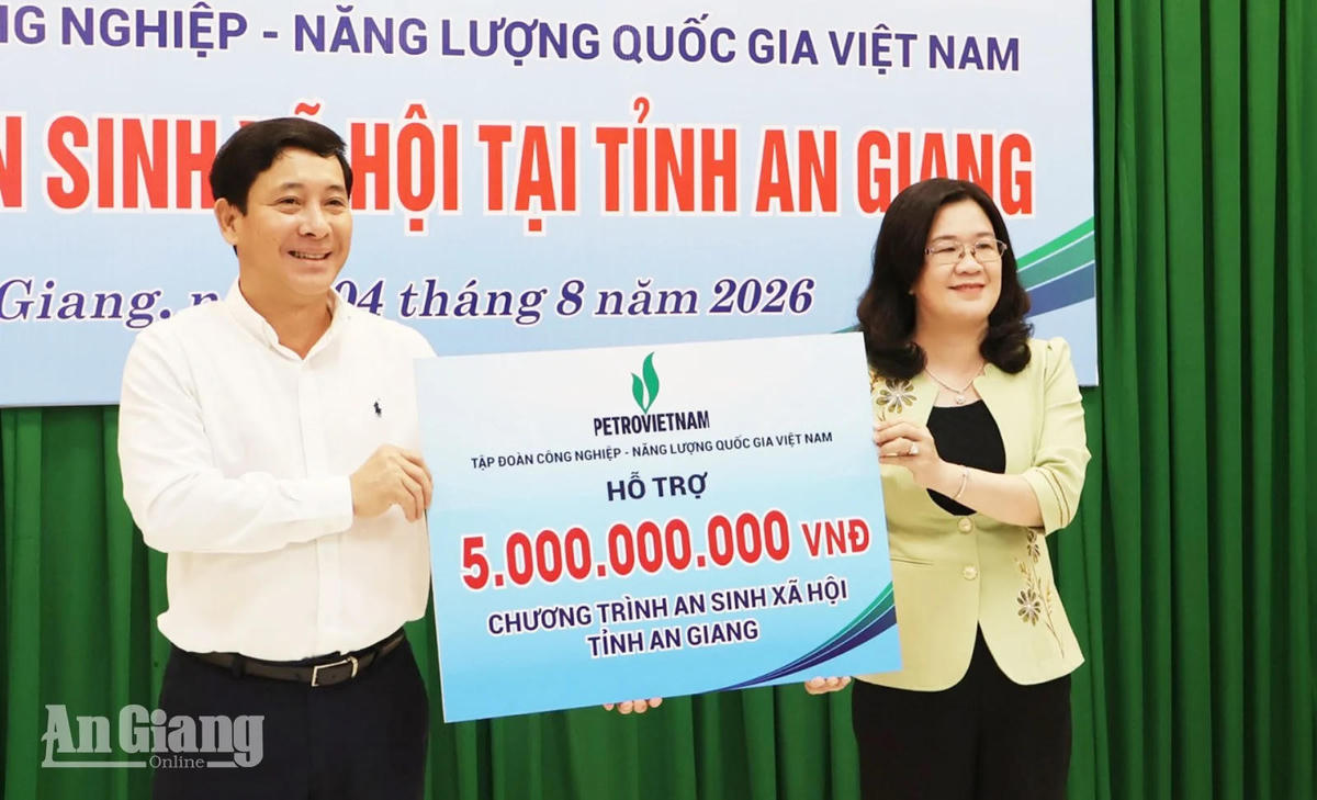 Phó Chủ tịch Ủy ban MTTQ Việt Nam tỉnh An Giang Hà Minh Trang tiếp nhận tượng trưng kinh phí tài trợ. Ảnh: An Giang Online