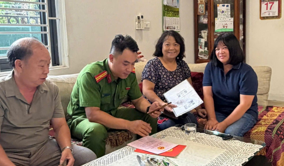 Các thành viên của Tổ chuyển đổi số cộng đồng trực tiếp hỗ trợ người dân kiểm tra, đối chiếu dữ liệu đất đai.