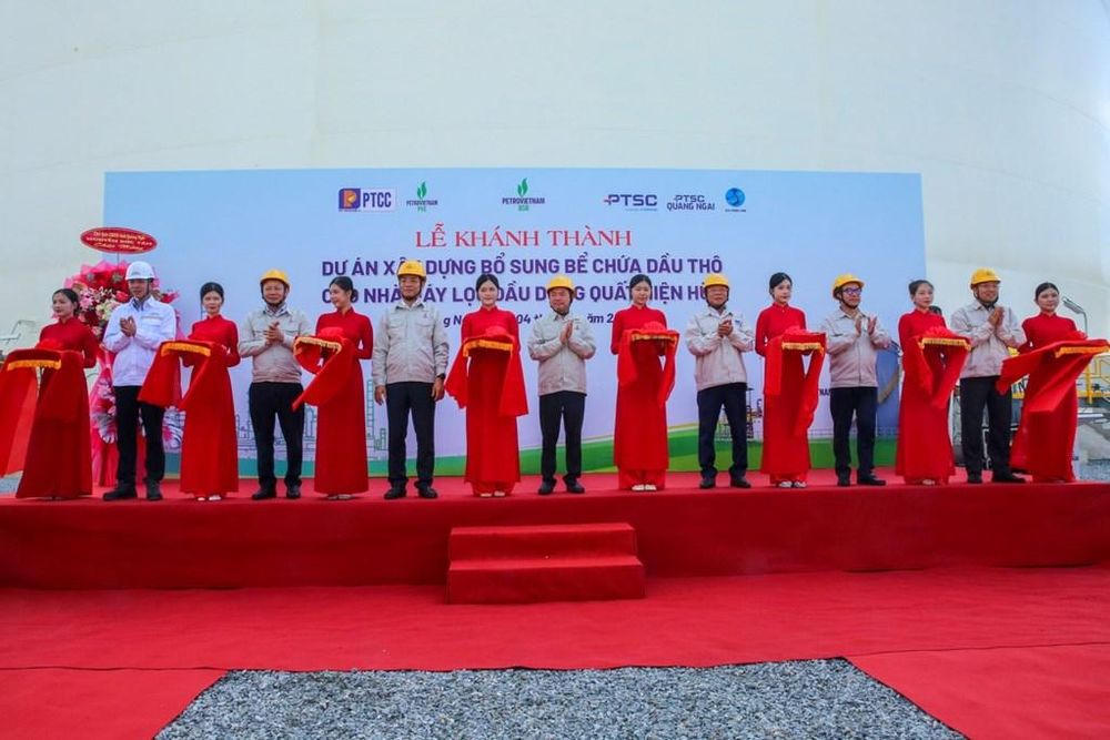 Các đại biểu thực hiện nghi thức cắt băng khánh thành. Ảnh: BSR