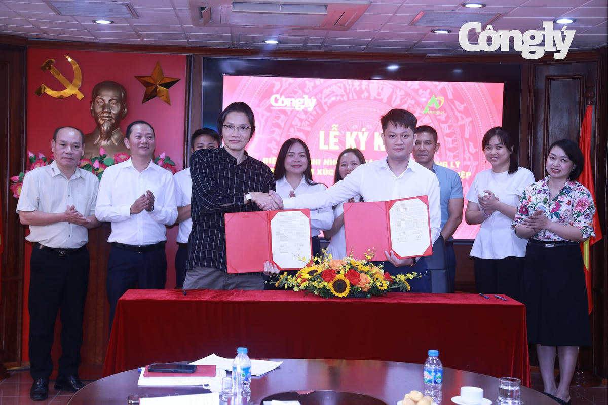 Phó Tổng Biên tập Báo Công lý Võ Tuấn Anh và ông Đoàn Trường Giang - Phó Giám đốc Trung tâm Xúc tiến thương mại nông nghiệp đại diện hai đơn vị ký kết biên bản ghi nhớ _watermarked.jpg