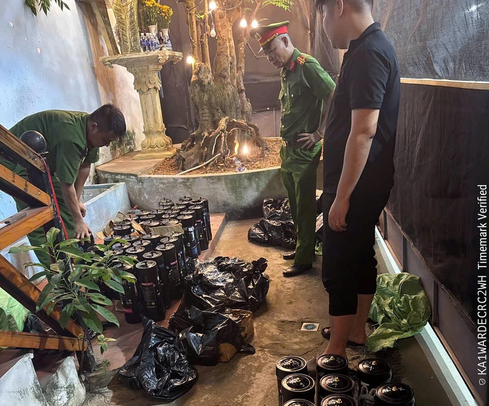 Thu giữ các bình khí N₂O không rõ nguồn gốc tại cơ sở kinh doanh. Ảnh: Bộ Công an.