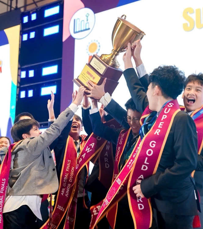 Các em nâng cao cup vàng khi nhận giải. Ảnh: WYEF.
