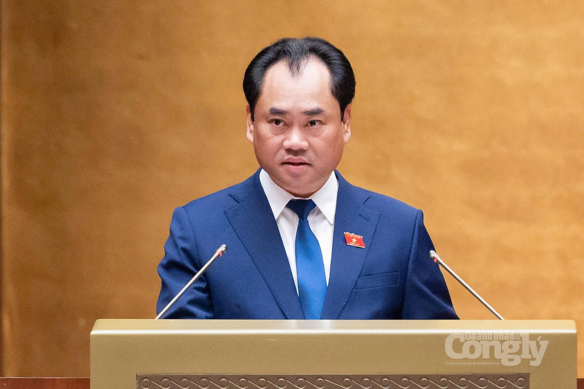  Bộ trưởng Bộ Nông nghiệp và Môi trường Trịnh Việt Hùng, thừa ủy quyền của Thủ tướng Chính phủ, trình bày Tờ trình tóm tắt dự án Luật sửa đổi, bổ sung một số điều của 10 luật có liên quan đến thủ tục hành chính, điều kiện kinh doanh trong lĩnh vực nông nghiệp và môi trường.