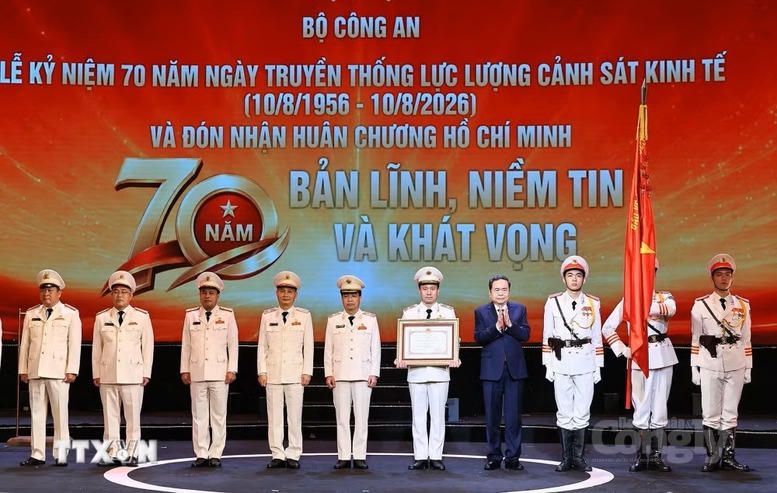 Chủ tịch Quốc hội Trần Thanh Mẫn trao Huân chương Hồ Chí Minh tặng lực lượng Cảnh sát kinh tế - Ảnh: TTXVN
