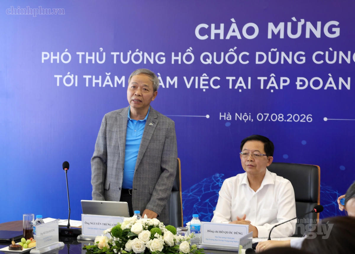 Chủ tịch HĐQT kiêm Chủ tịch Điều hành Tập đoàn Công nghệ CMC Nguyễn Trung Chính báo cáo tại buổi làm việc. Ảnh: VGP/Gia Huy