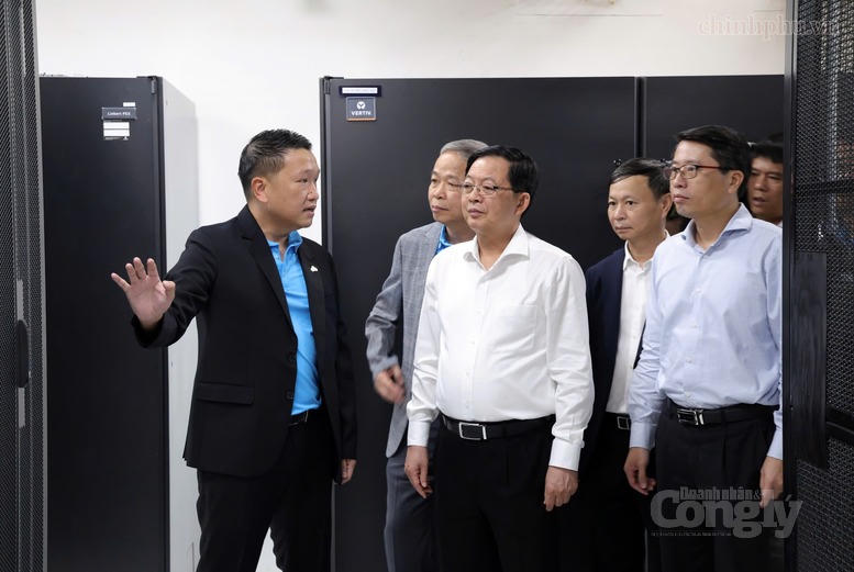 Phó Thủ tướng Hồ Quốc Dũng tham quan Trung tâm dữ liệu của Tập đoàn công nghệ CMC. Ảnh: VGP/Gia Huy