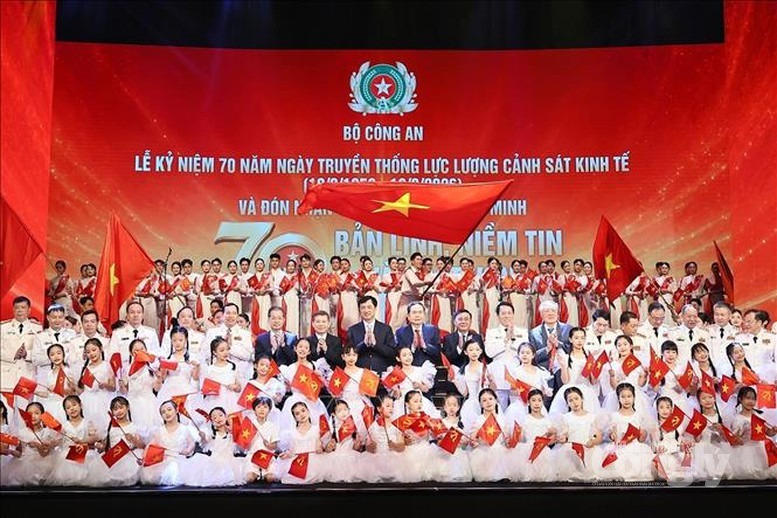 Các đồng chí lãnh đạo Đảng, Nhà nước chụp ảnh lưu niệm cùng các đại biểu - Ảnh: TTXVN