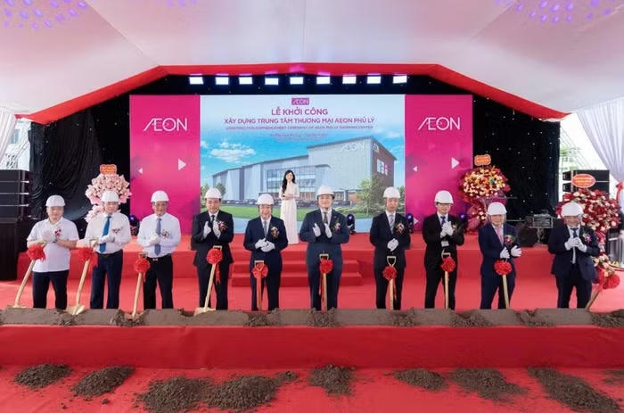 Các đại biểu thực hiện nghi thức động thổ. 