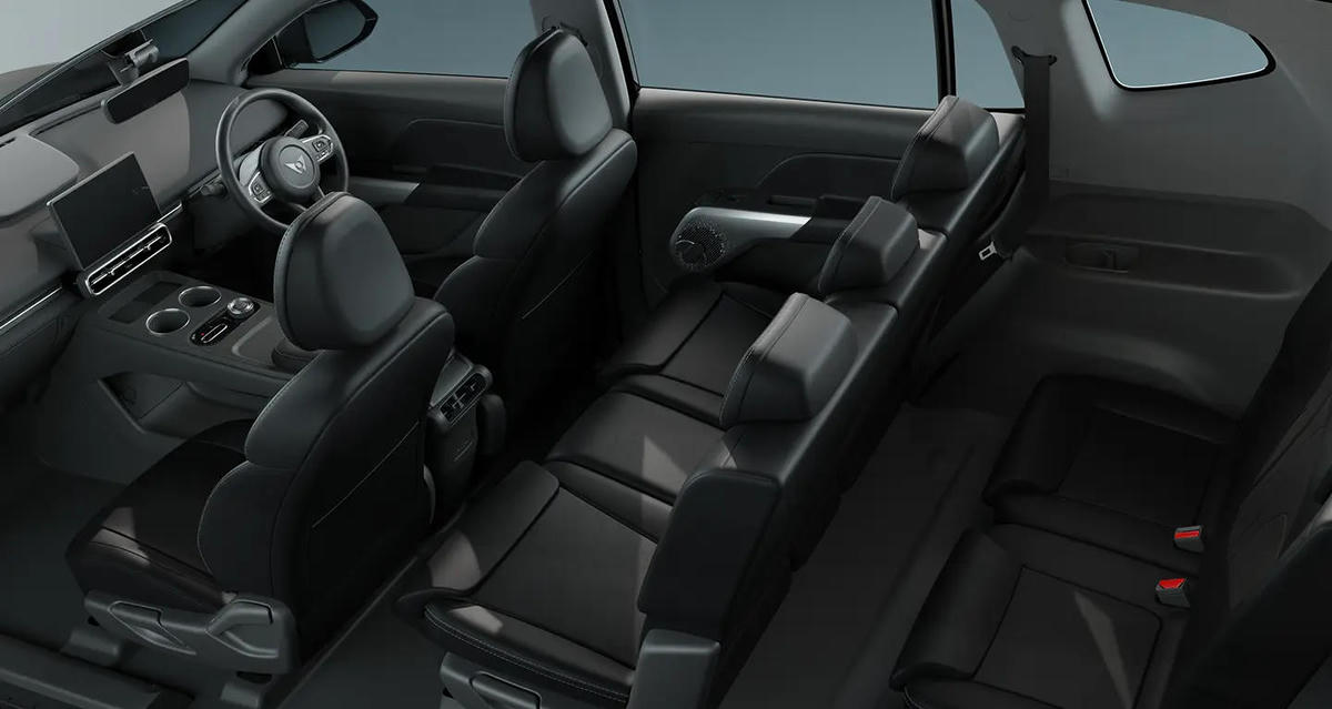 Không gian nội thất ba hàng ghế của VinFast Limo Green. Mẫu xe được bố trí 7 chỗ ngồi và hướng tới tính thực dụng. Ảnh: VinFast Indonesia.