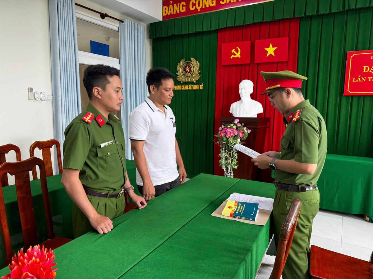 Cơ quan Cảnh sát điều tra Công an tỉnh Vĩnh Long tống đạt quyết định khởi tố bị can để điều tra về hành vi can tội xâm phạm quyền sở hữu công nghiệp.