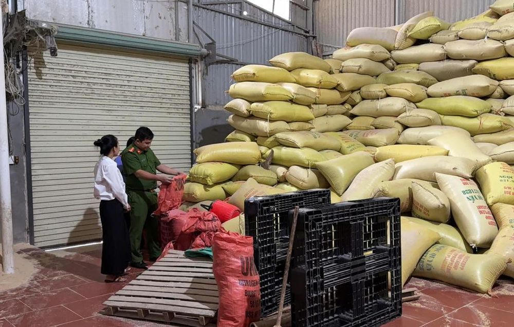 Lực lượng chức năng kiểm tra kho hàng Công ty trách nhiệm hữu hạn 2 thành viên Nông sản Biên Ly. Ảnh: Công an tỉnh Lào Cai