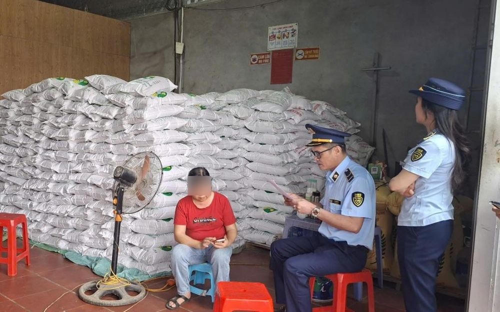 Chi cục quản lý thị trường phát hiện hộ kinh doanh Quân Lan đang đóng gạo vào bao bì Gạo Séng Cù Mường Khương. Ảnh:  Công an tỉnh Lào Cai