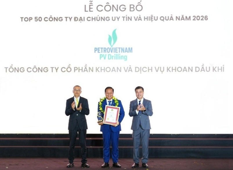 Chủ tịch HĐQT PV Drilling Mai Thế Toàn đại diện Tổng công ty nhận vinh danh Top 50 Công ty Đại chúng uy tín và hiệu quả năm 2026. Ảnh: Petrovietnam