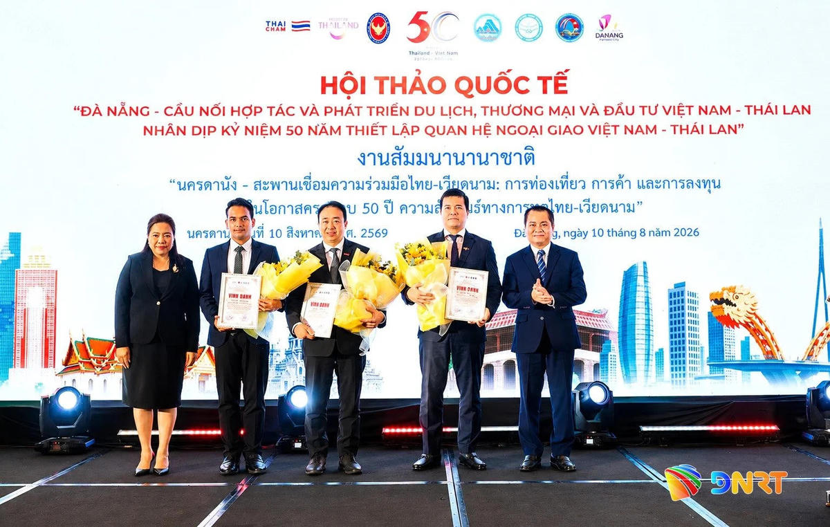 Tổng Lãnh sự Thái Lan tại Thành phố Hồ Chí Minh Wiraka Moodhitaporn (bìa trái) và Chủ tịch Liên hiệp các tổ chức hữu nghị thành phố Nguyễn Ngọc Bình (bìa phải) tặng hoa cho các đơn vị tài trợ. Ảnh: Ngọc Hà/DNRT