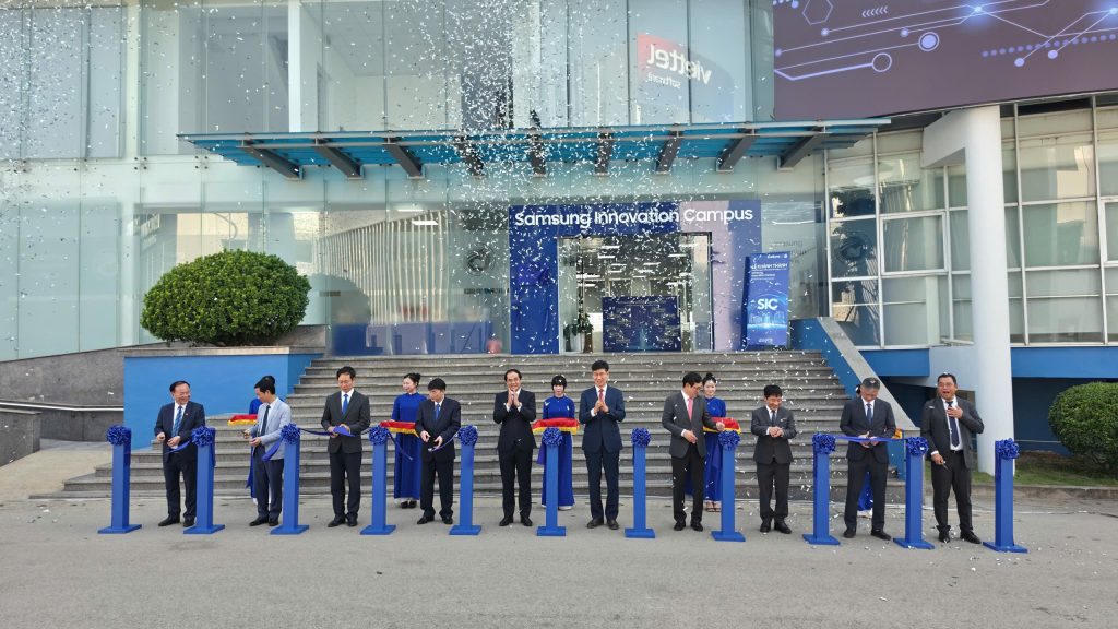 Các đại biểu thực hiện nghi thức cắt băng khánh thành Trung tâm Phát triển nhân tài công nghệ cao Samsung Innovation Campus tại Thái Nguyên. Ảnh: Samsung